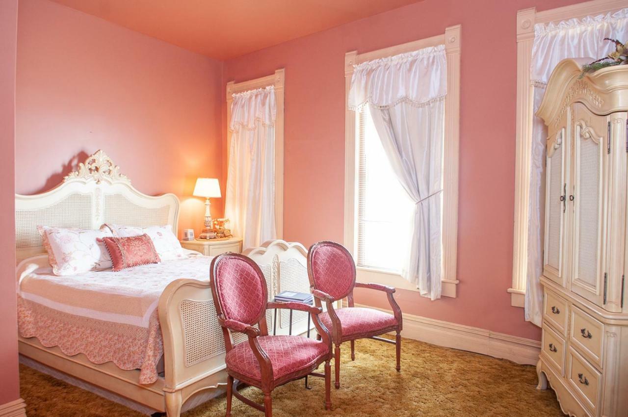 The Historic Wolf Hotel Ellinwood 외부 사진