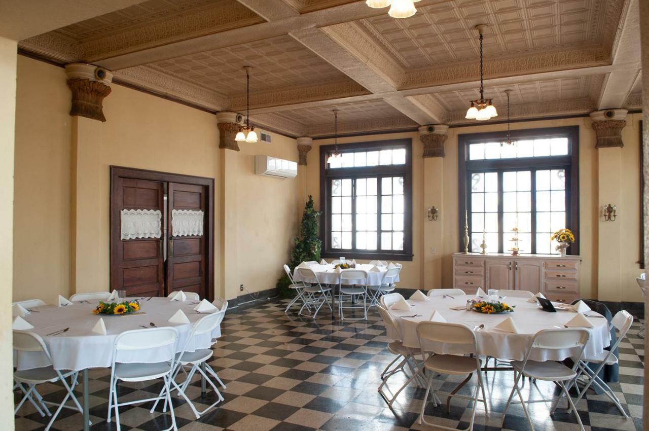 The Historic Wolf Hotel Ellinwood 외부 사진