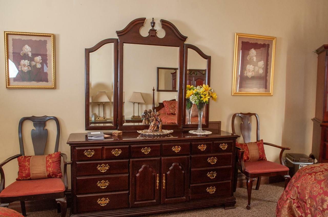 The Historic Wolf Hotel Ellinwood 외부 사진