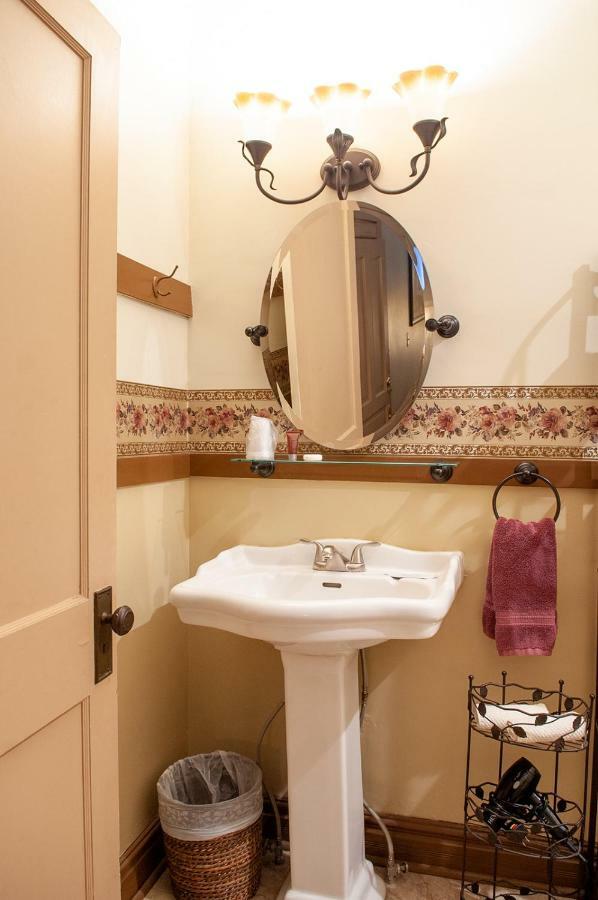 The Historic Wolf Hotel Ellinwood 외부 사진