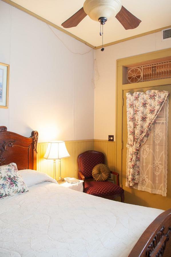 The Historic Wolf Hotel Ellinwood 외부 사진