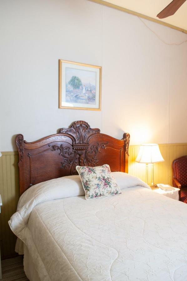 The Historic Wolf Hotel Ellinwood 외부 사진