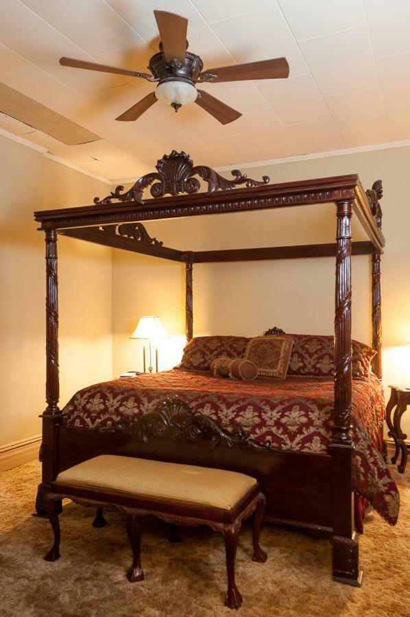 The Historic Wolf Hotel Ellinwood 외부 사진